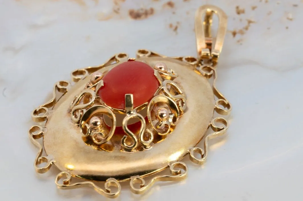 Elegant Yellow Gold Pendant with Red Cabochon Centrepiece