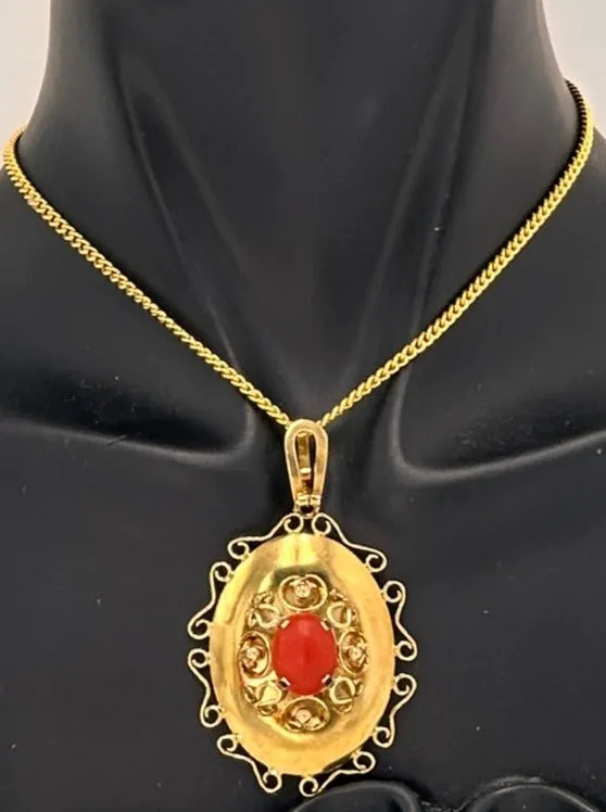 Elegant Yellow Gold Pendant with Red Cabochon Centrepiece