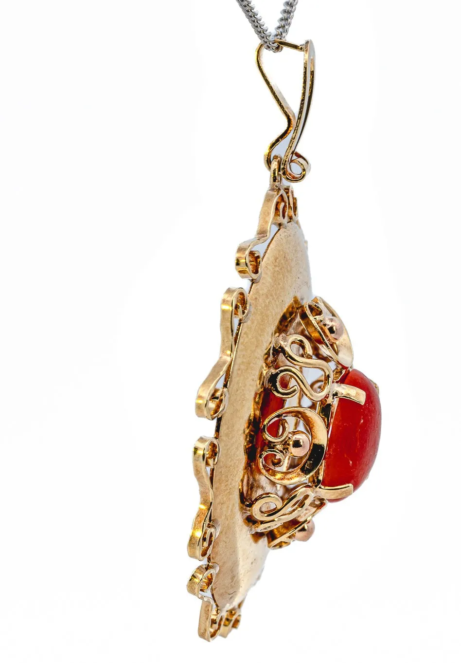 Elegant Yellow Gold Pendant with Red Cabochon Centrepiece