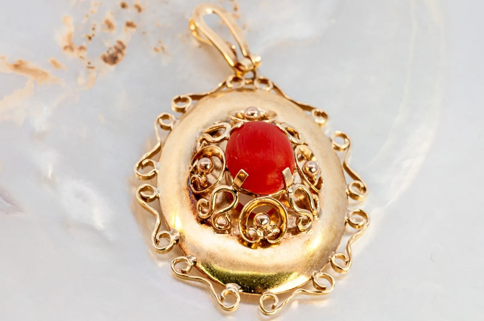 Elegant Yellow Gold Pendant with Red Cabochon Centrepiece