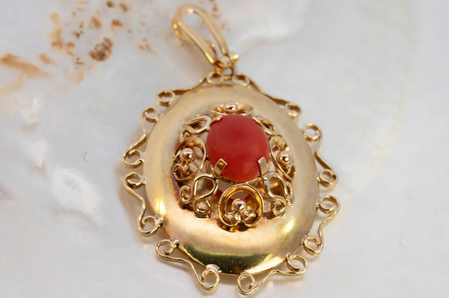 Elegant Yellow Gold Pendant with Red Cabochon Centrepiece