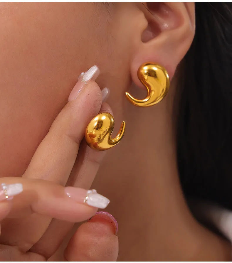 Golden Twisted Geometric Earrings with a Stylish Touch