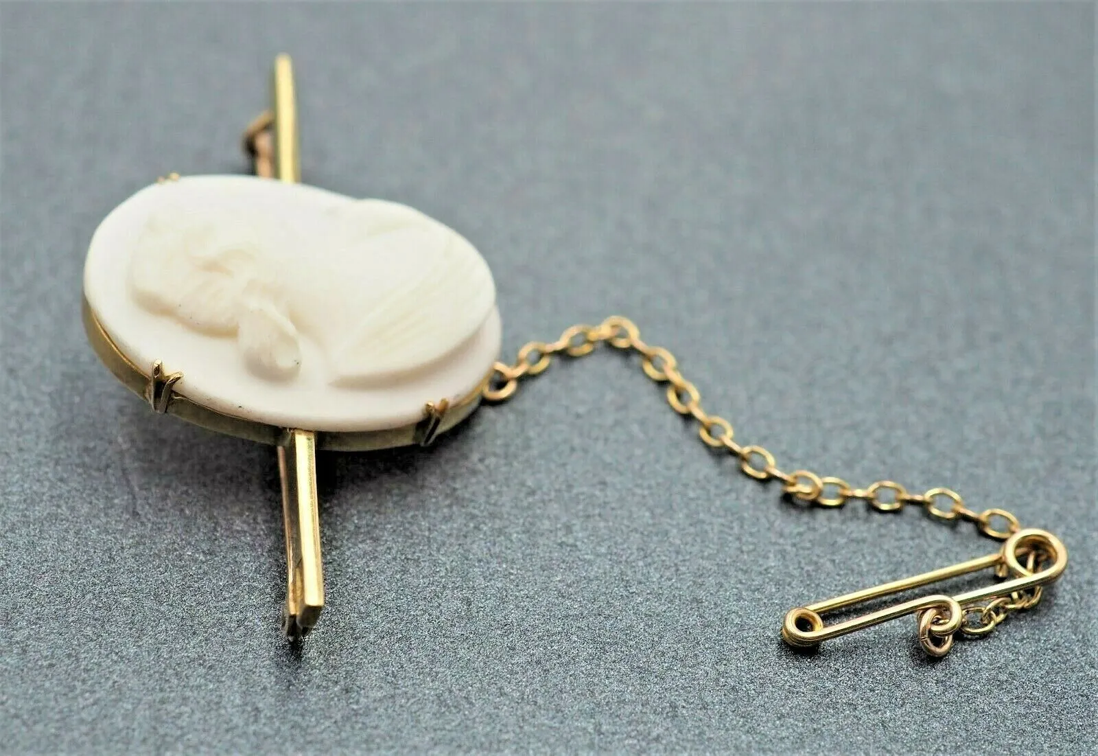 Shell Cameo 18ct Yellow Gold Bar Brooch